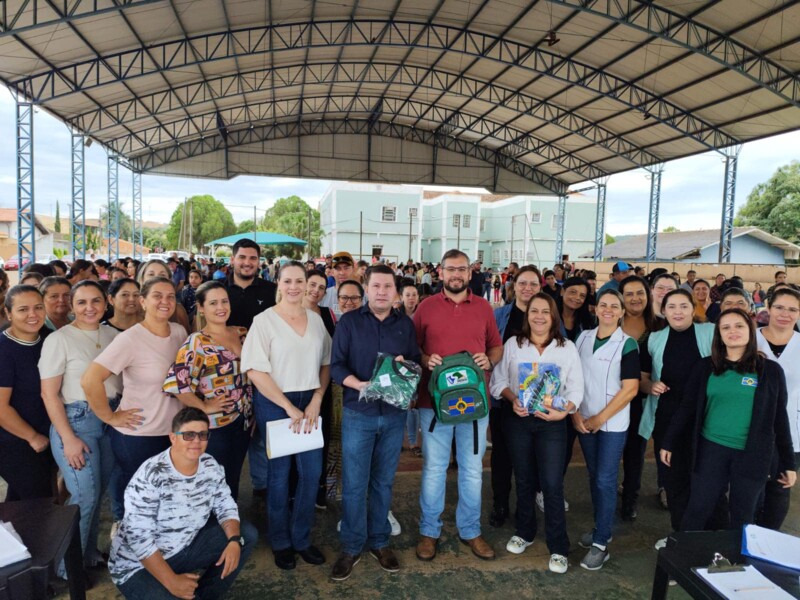 entrega-de-material-escolar-e-uniforme-para-todas-as-criancas-do-ensino-fundamental-1-municipal