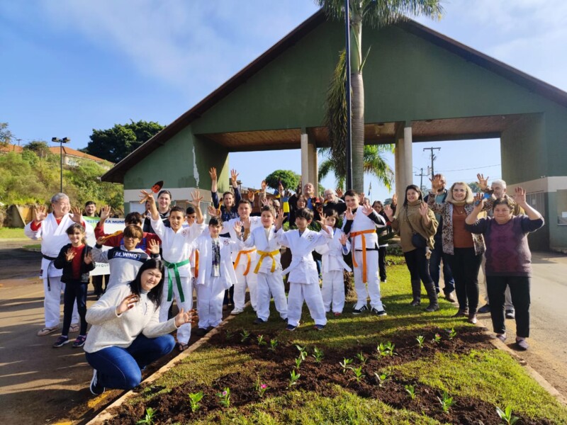 junho-verde-plantio-de-mudas-de-flores-no-portal-de-entrada-do-municipio